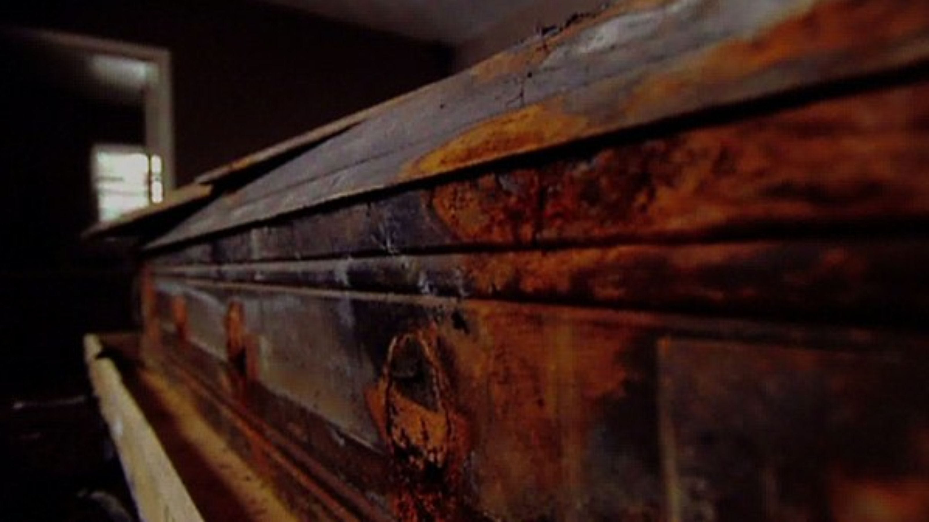Original casket of improvised materials Original casket of improvised materials